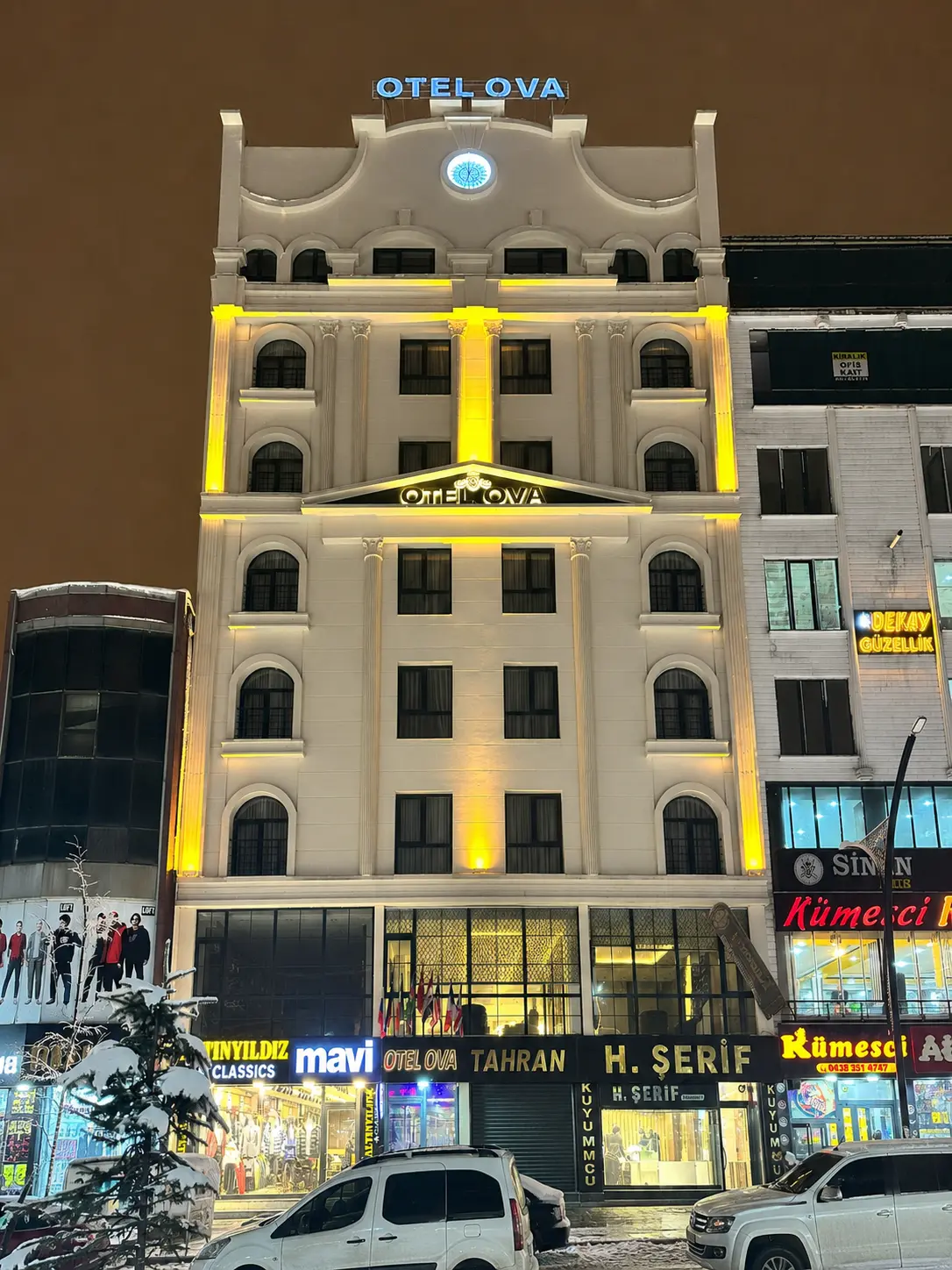 Grand Ova Otel · Gece görünümü